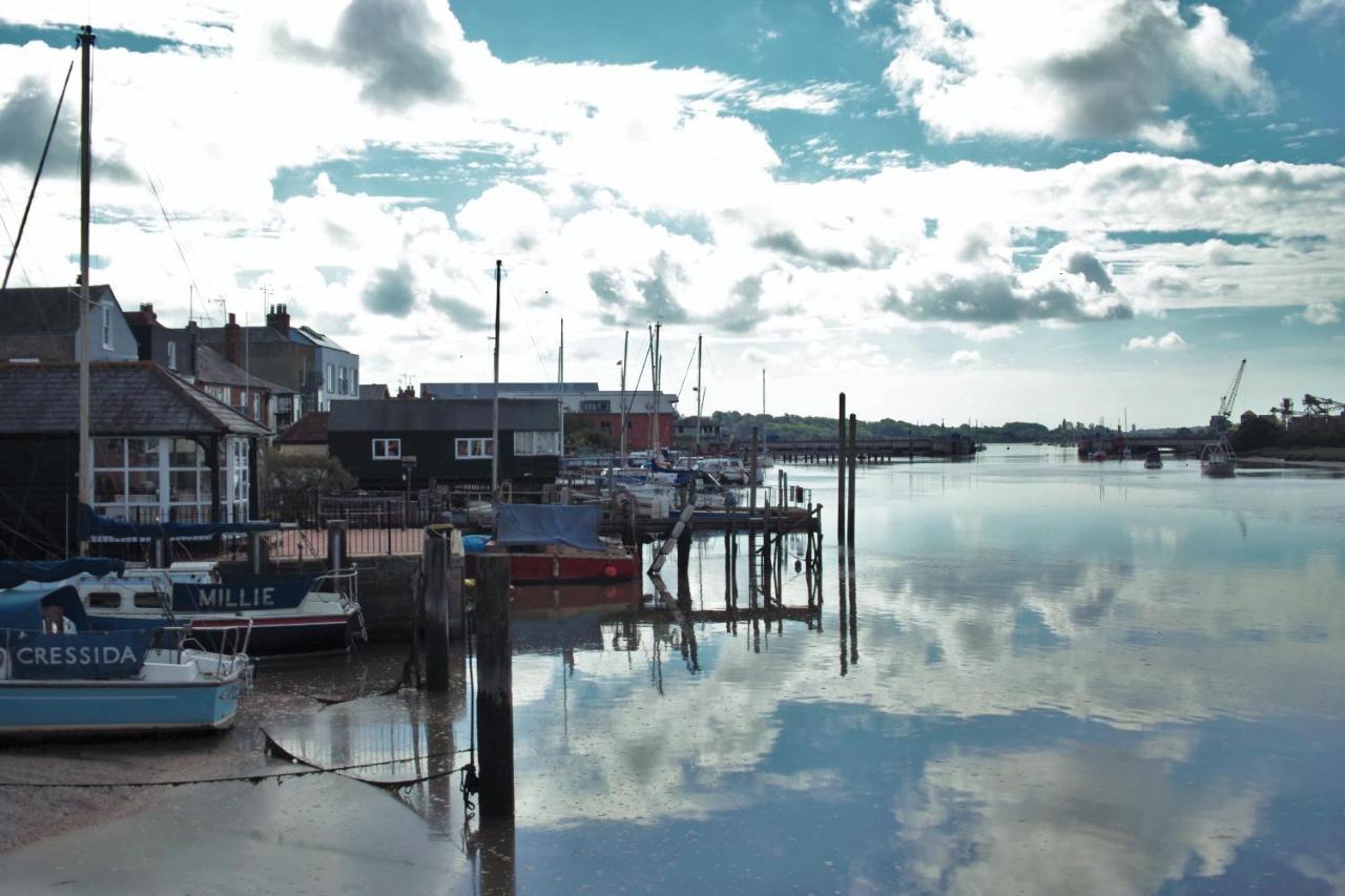 Secret Cottage, Wivenhoe - Charming, Cosy, Convenient & Quiet, 2 X Double Bed Period Cottage Plus Patio - 6 Min Walk Train, 2 Min Walk High Street Pubs, Restaurants, Shops Bagian luar foto