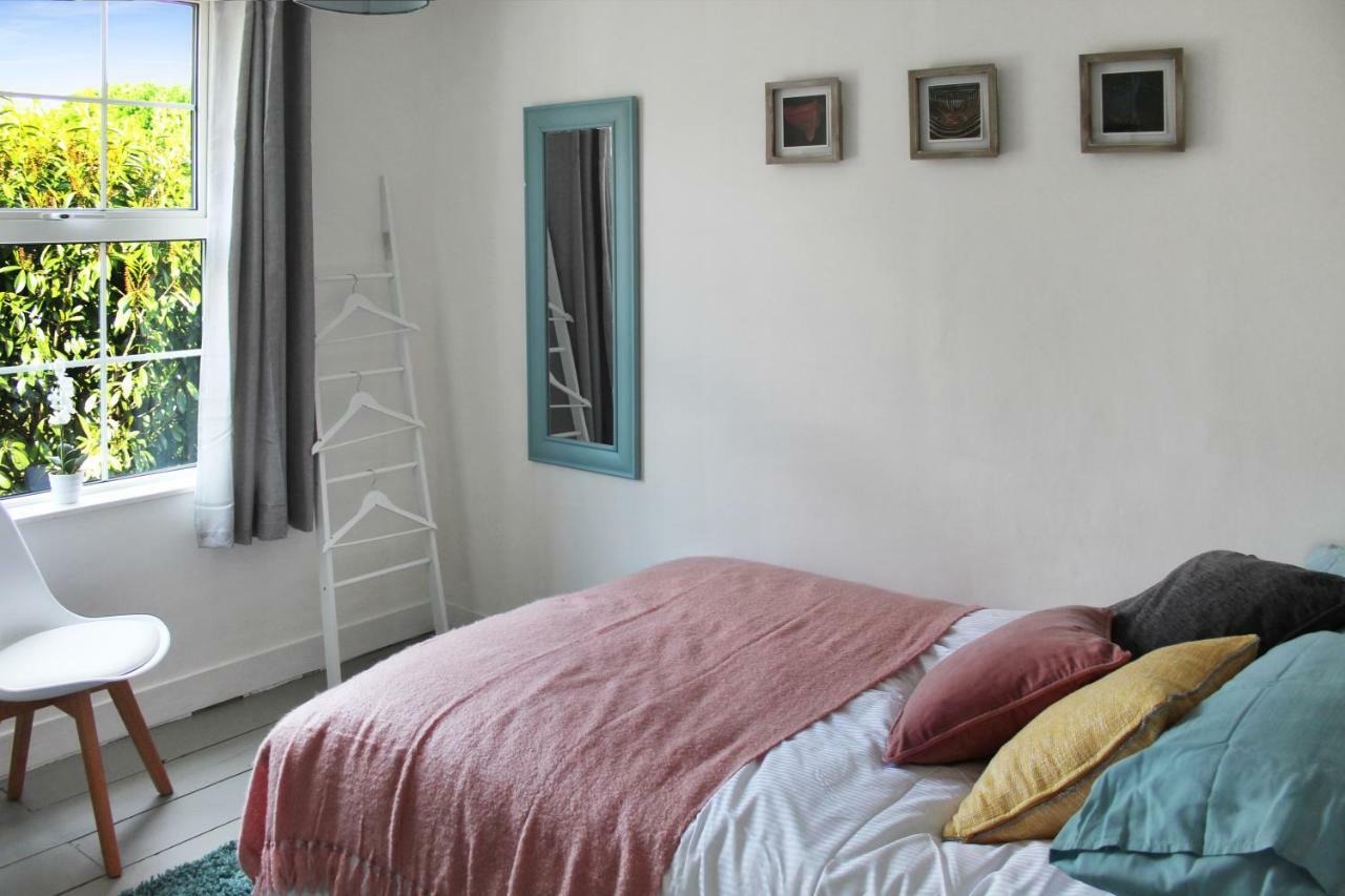 Secret Cottage, Wivenhoe - Charming, Cosy, Convenient & Quiet, 2 X Double Bed Period Cottage Plus Patio - 6 Min Walk Train, 2 Min Walk High Street Pubs, Restaurants, Shops Bagian luar foto