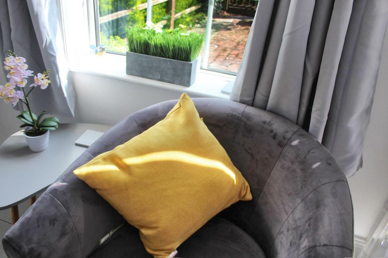 Secret Cottage, Wivenhoe - Charming, Cosy, Convenient & Quiet, 2 X Double Bed Period Cottage Plus Patio - 6 Min Walk Train, 2 Min Walk High Street Pubs, Restaurants, Shops Bagian luar foto