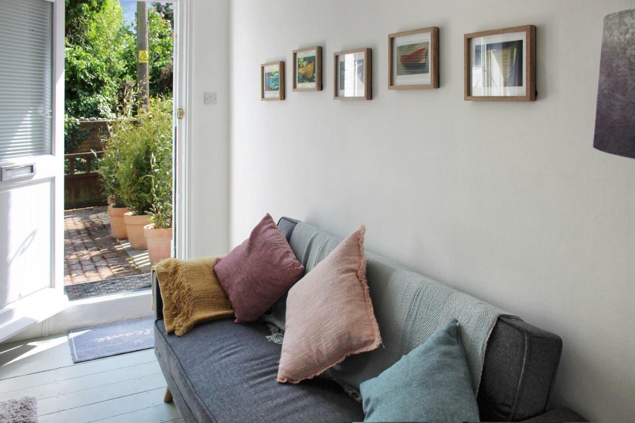 Secret Cottage, Wivenhoe - Charming, Cosy, Convenient & Quiet, 2 X Double Bed Period Cottage Plus Patio - 6 Min Walk Train, 2 Min Walk High Street Pubs, Restaurants, Shops Bagian luar foto